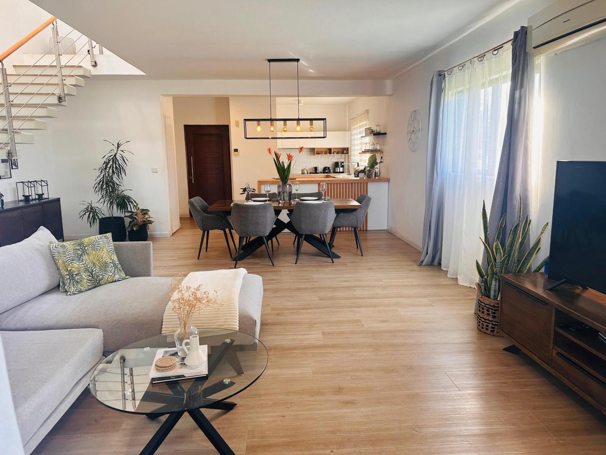 Modern Villa In Grand Bay - Short Walk To Beach Kültér fotó